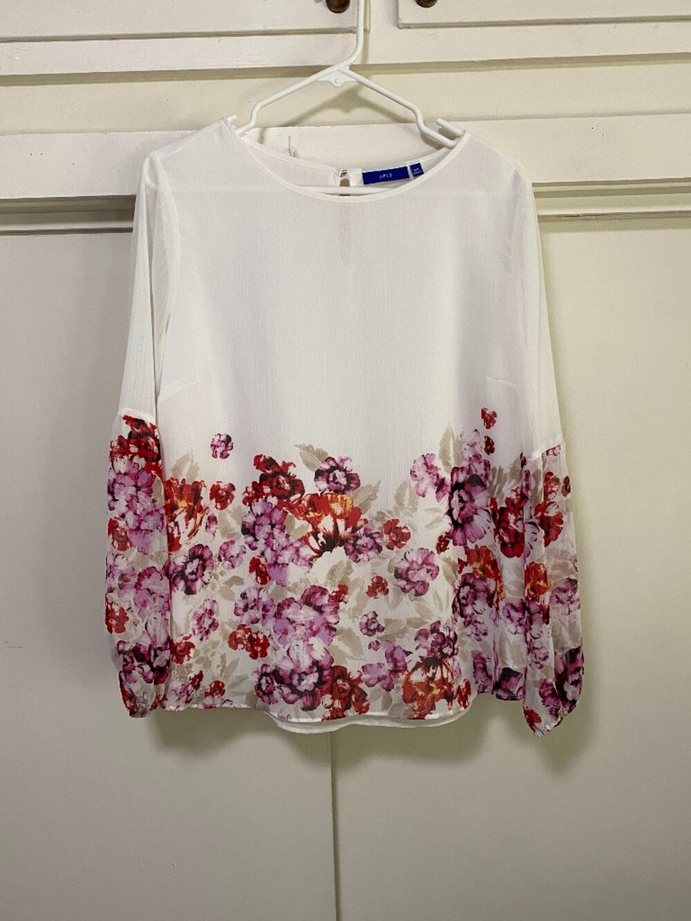 Apt. 9, white blouse w/bishop sleeves & flowers on bottom of blouse, size PXL